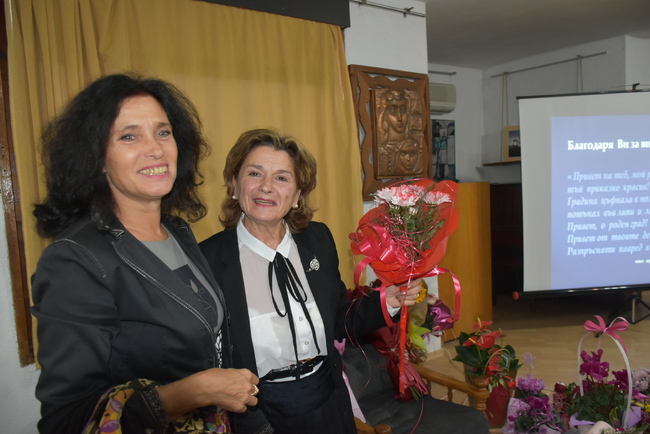 Историкът Пенка Чернева с почетен плакет от Община Ловеч за юбилея и новата й книга