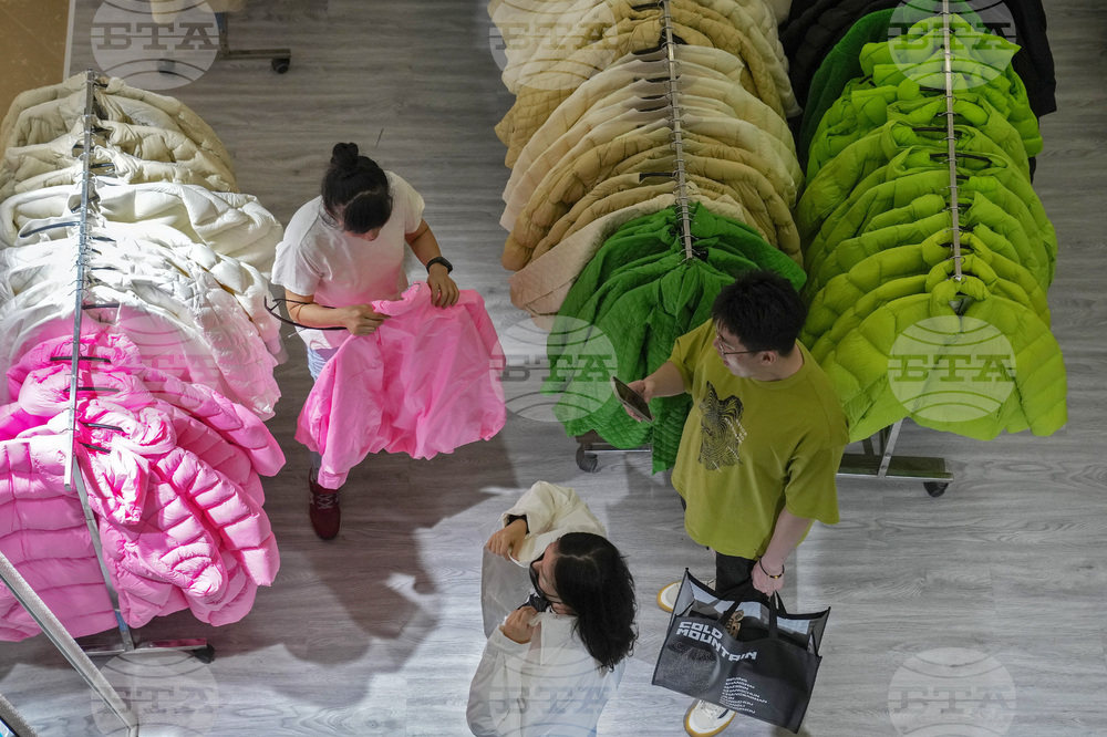 Онлайн магазините в Нидерландия продават повече, но продажбите на дрехи спадат