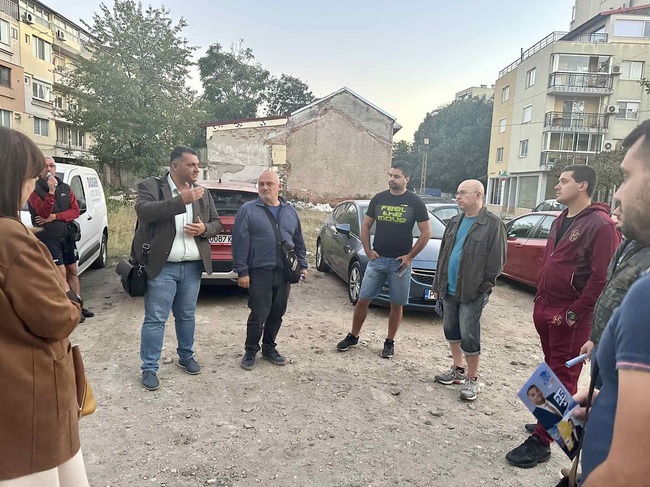 Кандидатът за кмет на Русе Станимир Станчев и граждани обединяват усилия за асфалтиране на разбита улица