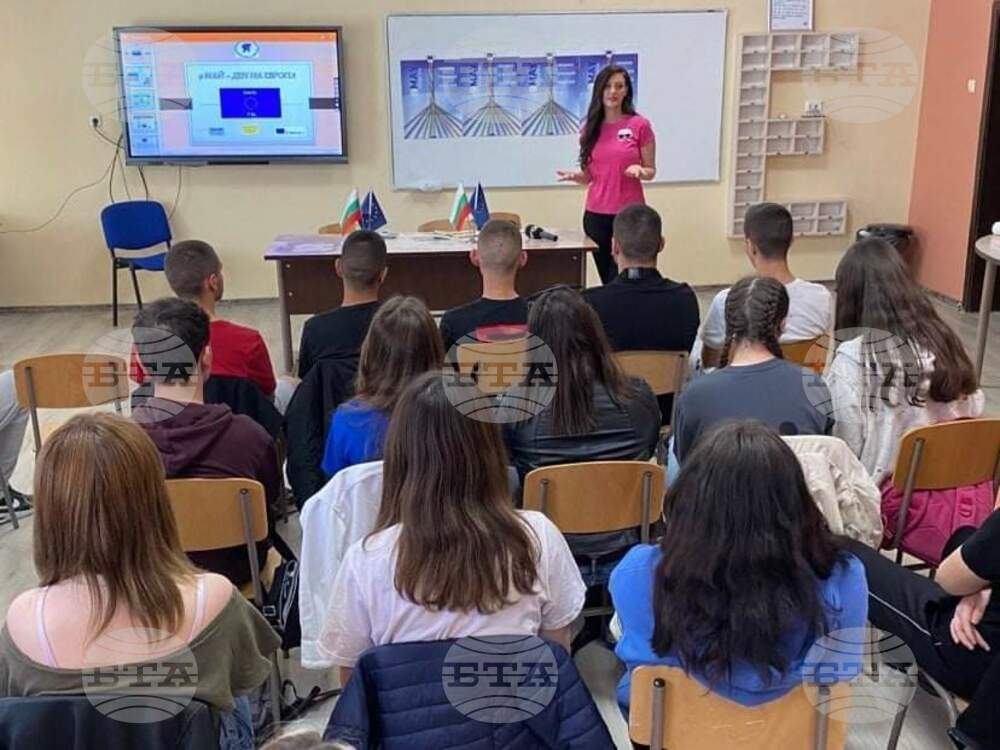 Европейските младежки инициативи дискутираха ученици в Ямбол с експерти от информационната мрежа „Евродеск“