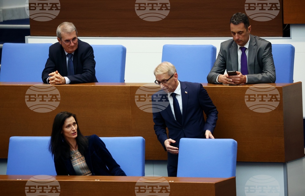 Парламент - извънредно заседание - вот на недоверие