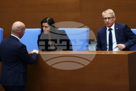 Парламент - извънредно заседание - вот на недоверие