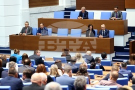 Парламент - извънредно заседание - вот на недоверие