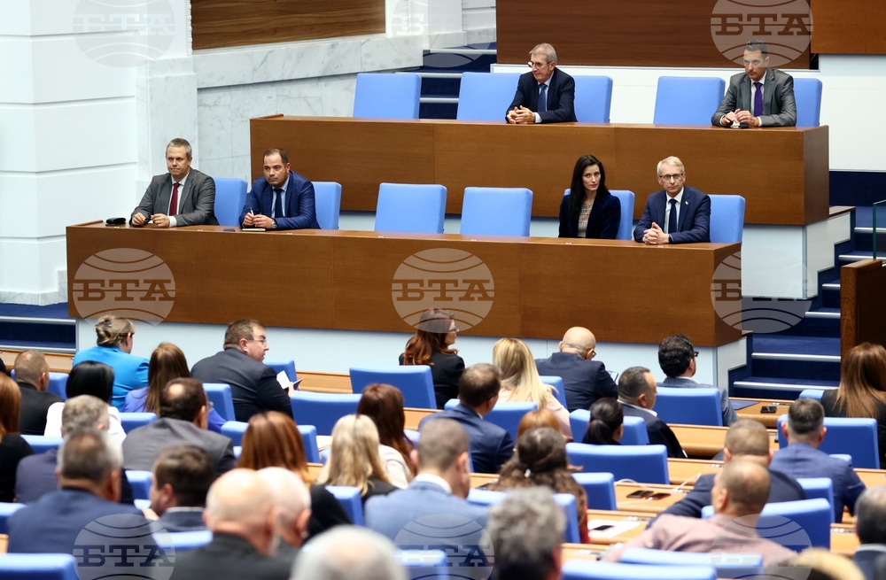 Парламент - извънредно заседание - вот на недоверие