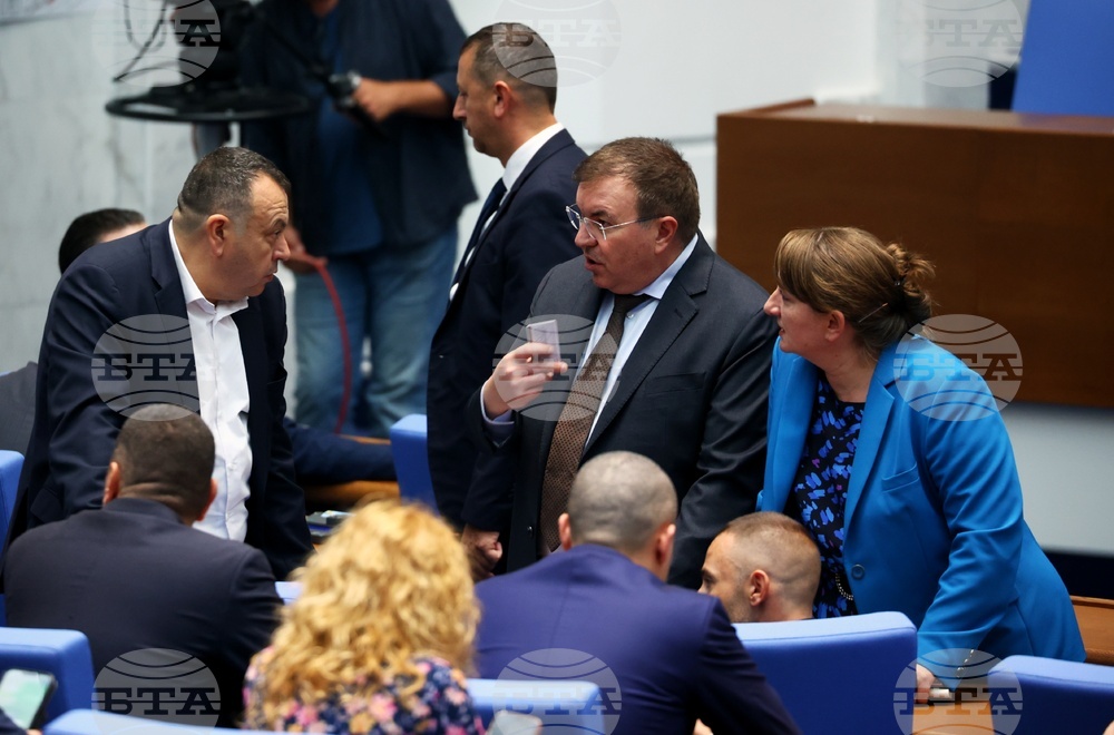 Парламент - извънредно заседание - вот на недоверие