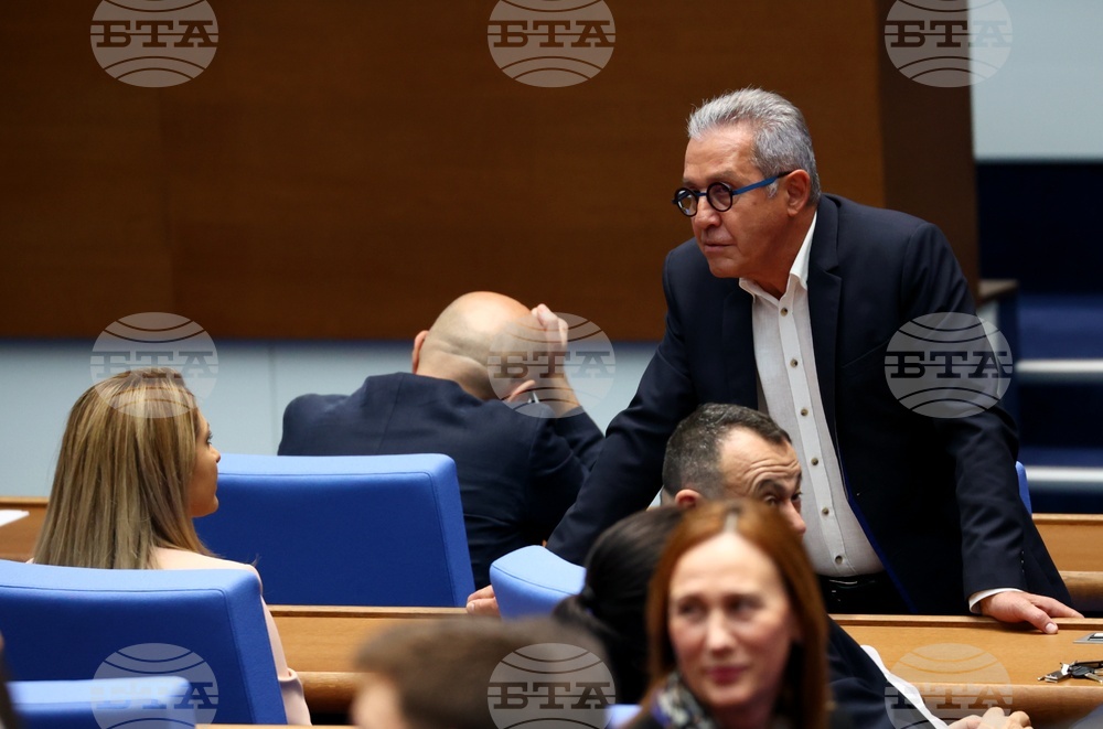 Парламент - извънредно заседание - вот на недоверие