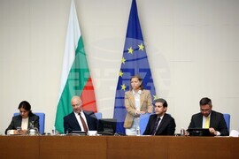 Парламент - извънредно заседание - вот на недоверие