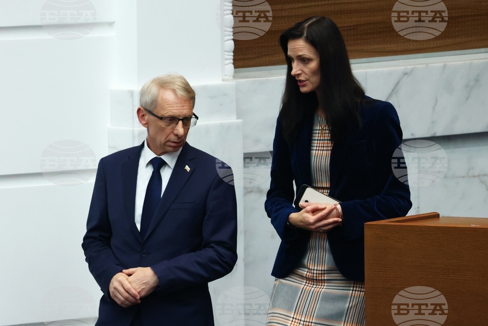 Парламент - извънредно заседание - вот на недоверие