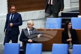 Парламент - извънредно заседание - вот на недоверие