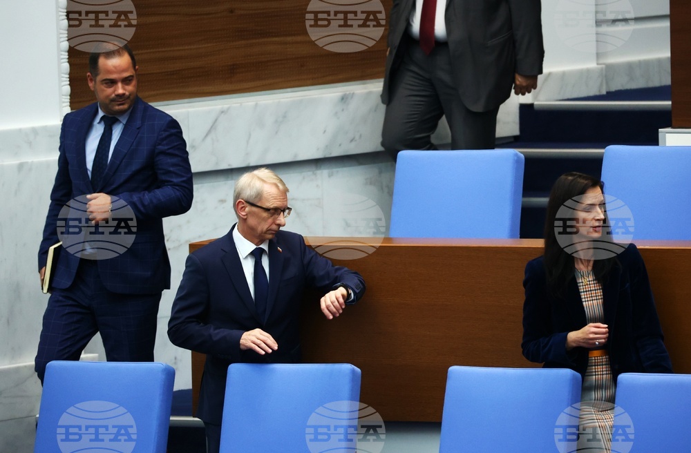 Парламент - извънредно заседание - вот на недоверие