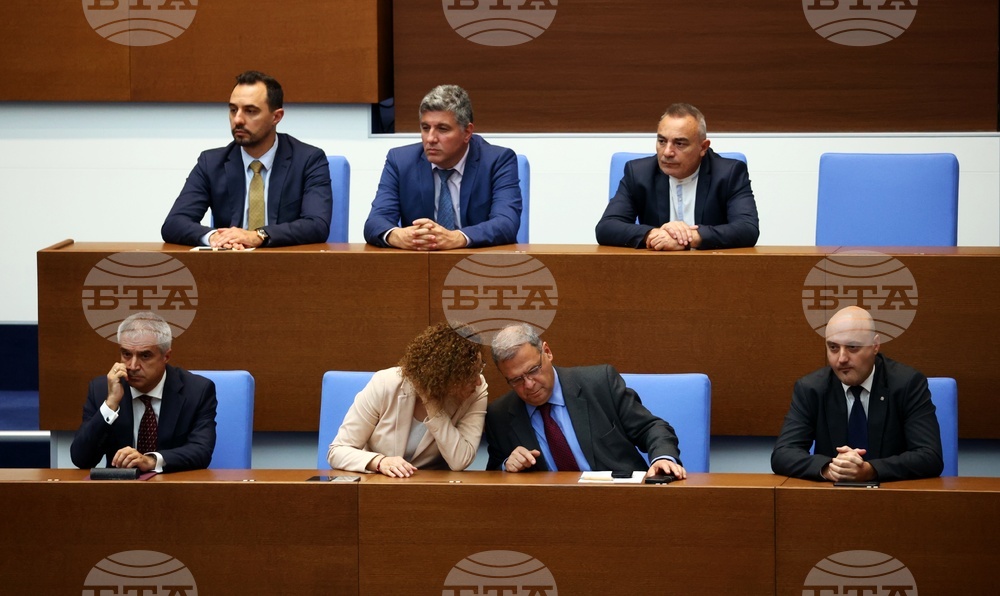Парламент - извънредно заседание - вот на недоверие