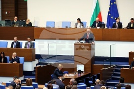 Парламент - извънредно заседание - вот на недоверие