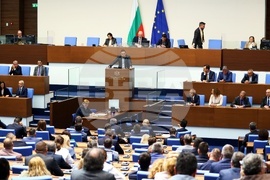 Парламент - извънредно заседание - вот на недоверие