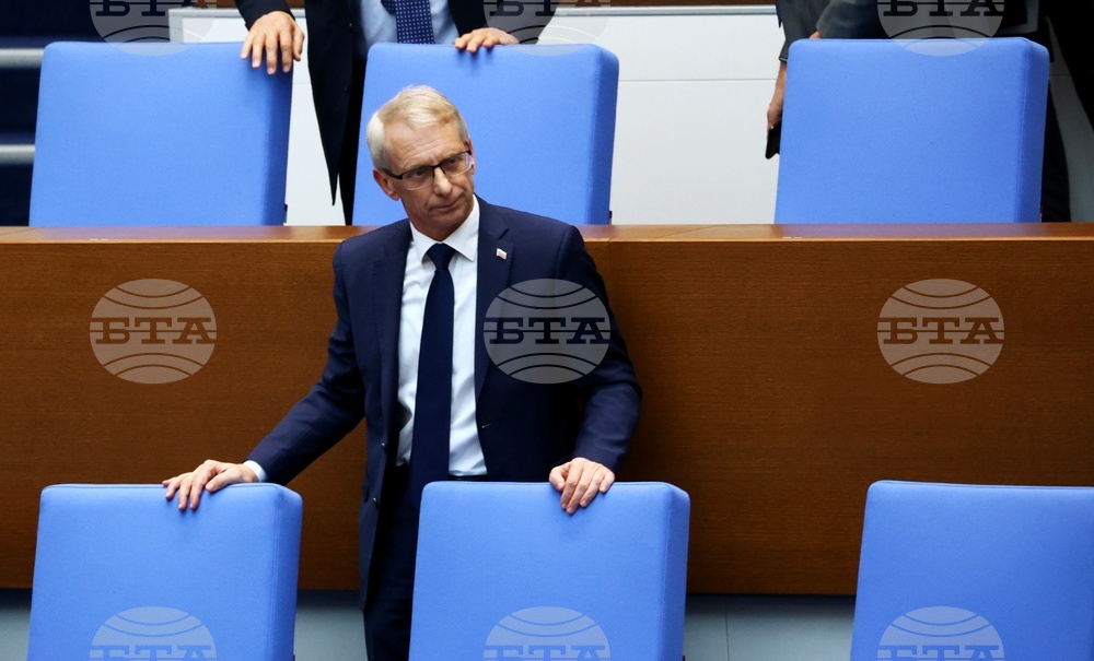 Парламент - извънредно заседание - вот на недоверие