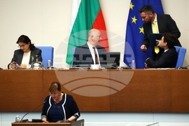 Парламент - извънредно заседание - вот на недоверие