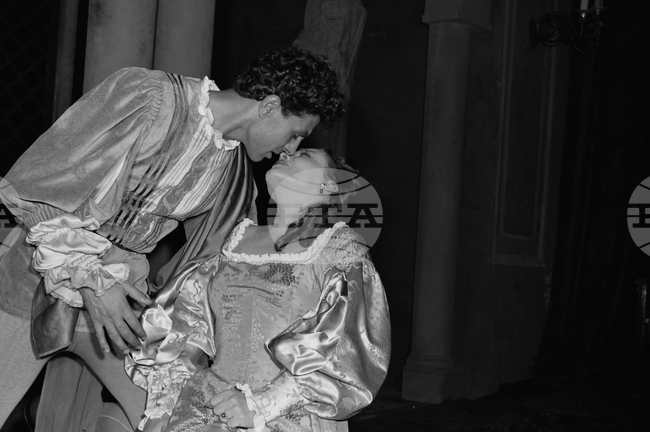 В Народния театър „Иван Вазов“ през 1957 г. с Апостол Карамитев