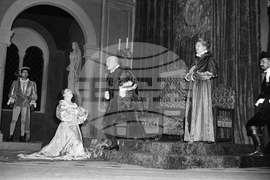 В Народния театър „Иван Вазов“ през 1957 г. с Апостол Карамитев