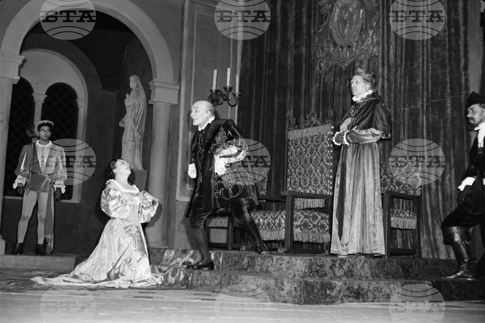 В Народния театър „Иван Вазов“ през 1957 г. с Апостол Карамитев