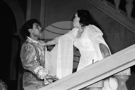 В Народния театър „Иван Вазов“ през 1957 г. с Апостол Карамитев