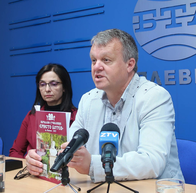 Книга представя историята на плевенското Начално училище "Христо Ботев", което чества 90-годишен юбилей