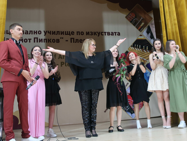 Маргарита Хранова лично поздрави със свой рецитал учениците от специалност "Поп и джаз пеене" в училището по изкуствата в Плевен