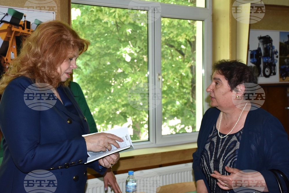 Село Ново село - 150-години Средно училище „Св.св. Кирил и Методий” - Илияна Йотова