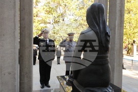 ВМА - ВВМУ „Н. Й. Вапцаров“ - Паметник на загиналите медицински чинове - поднасяне на цветя