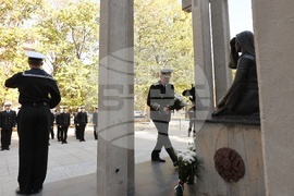 ВМА - ВВМУ „Н. Й. Вапцаров“ - Паметник на загиналите медицински чинове - поднасяне на цветя