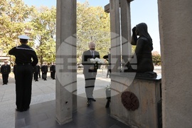 ВМА - ВВМУ „Н. Й. Вапцаров“ - Паметник на загиналите медицински чинове - поднасяне на цветя