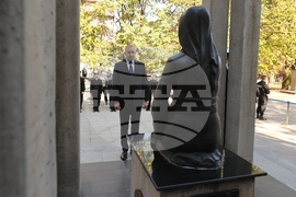 ВМА - ВВМУ „Н. Й. Вапцаров“ - Паметник на загиналите медицински чинове - поднасяне на цветя