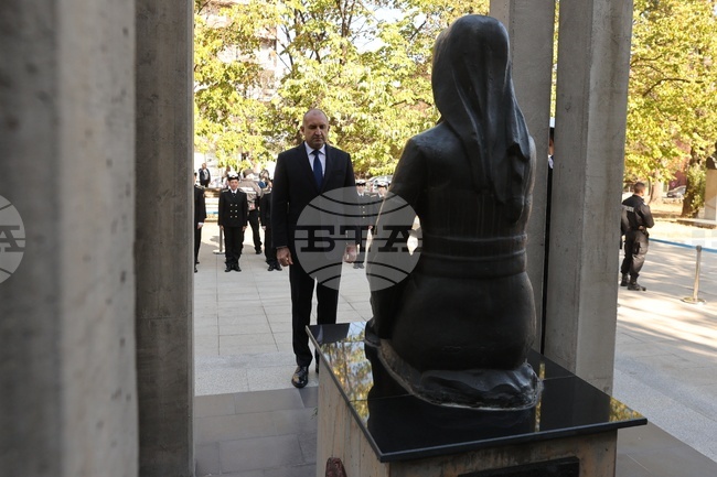 ВМА - ВВМУ „Н. Й. Вапцаров“ - Паметник на загиналите медицински чинове - поднасяне на цветя