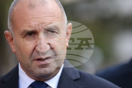 ВМА - ВВМУ „Н. Й. Вапцаров“ - Паметник на загиналите медицински чинове - поднасяне на цветя