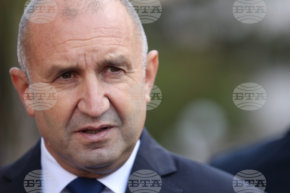 ВМА - ВВМУ „Н. Й. Вапцаров“ - Паметник на загиналите медицински чинове - поднасяне на цветя