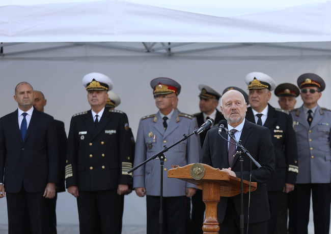 МО: Първият випуск военни лекари бяха произведени в звание „лейтенант“ и получиха назначения във формирования на Въоръжените сили