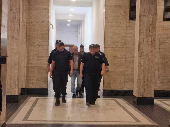 Съдът пусна без мярка за неотклонение прокурора от Перник Бисер Михайлов, задържан за побой над съпругата му