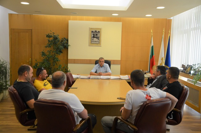 Кметът Илко Стоянов прие покана на жители на няколко села да присъства на протест, организиран заради моста на Покровнишко шосе