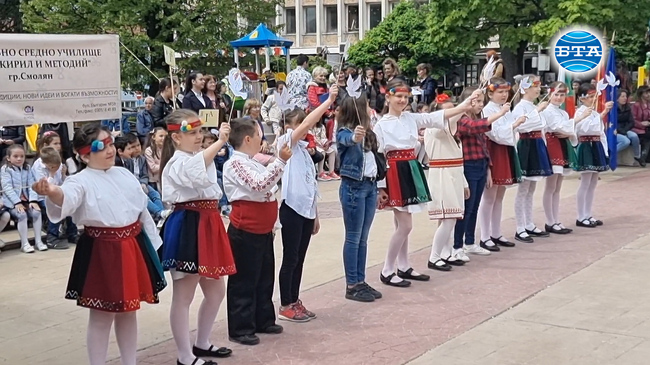 Ученици раздадоха хартиени гълъби като послание за мир на празника на СОУ „Св.св. Кирил и Методий“ в Смолян