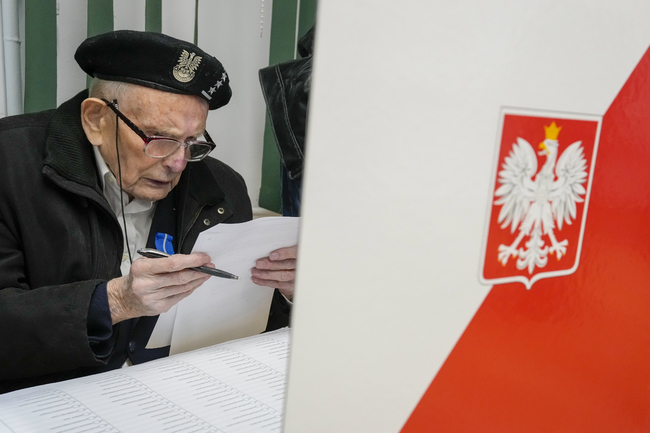В Полша се очертава опозицията да дойде на власт въпреки първото място на "Право и справедливост" на изборите, пишат западни издания