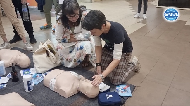 Пътуващи в софийското метро участваха в обучение за оказване на първа помощ при сърдечен арест