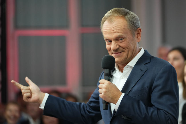Полският опозиционен лидер Туск обяви победа, след като екзитпол показва, че управляващите консерватори губят мнозинство