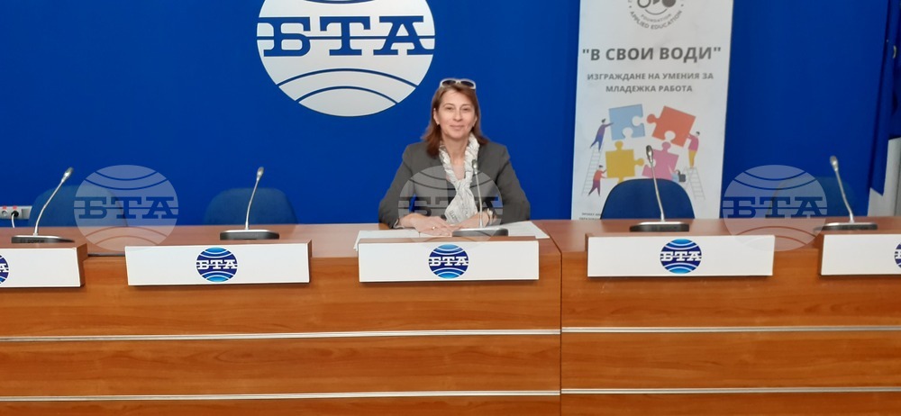 По проекта "В свои води" млади хора са се обучавали в критично мислене и в умения за разпознаване на фалшиви новини