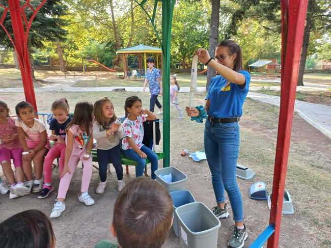 Община Ловеч: Младите червенокръстци от Ловеч с доброволци на библиотеката проведоха в детските градини обучение за разделно сметосъбиране и първа помощ