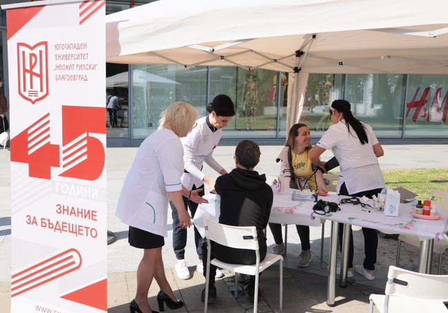 Катедра „Здравни грижи“ на ЮЗУ „Неофит Рилски“ отбеляза Международния ден на сестринството с кампания за безплатно измерване на артериалното налягане