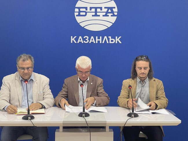 Пресконференция на коалиция "Продължаваме промяната - Демократична България" в Казанлък