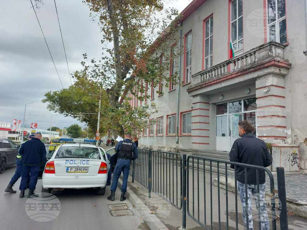 Сигнали за взривни устройства бяха подадени за училища в шест града в страната