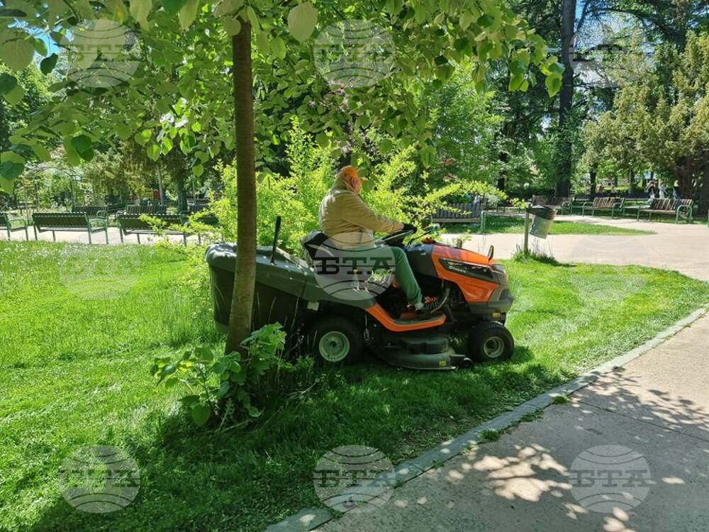 Въпреки липсата на работна ръка, обработката на тревните площи в Казанлък ще се извършва по график, увериха от администрацията