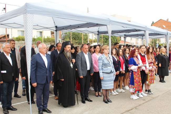 Временно изпълняващият длъжността кмет на община Гоце Делчев Валери Сарандев, началникът на РУО – Благоевград Ивайло Златанов и директорът на ПМГ „Яне Сандански" Елка Божикова днес прерязаха лентата на напълно обновената многофункционална спортна площадка в ПМГ „Яне Сандански" гр. Гоце Делчев