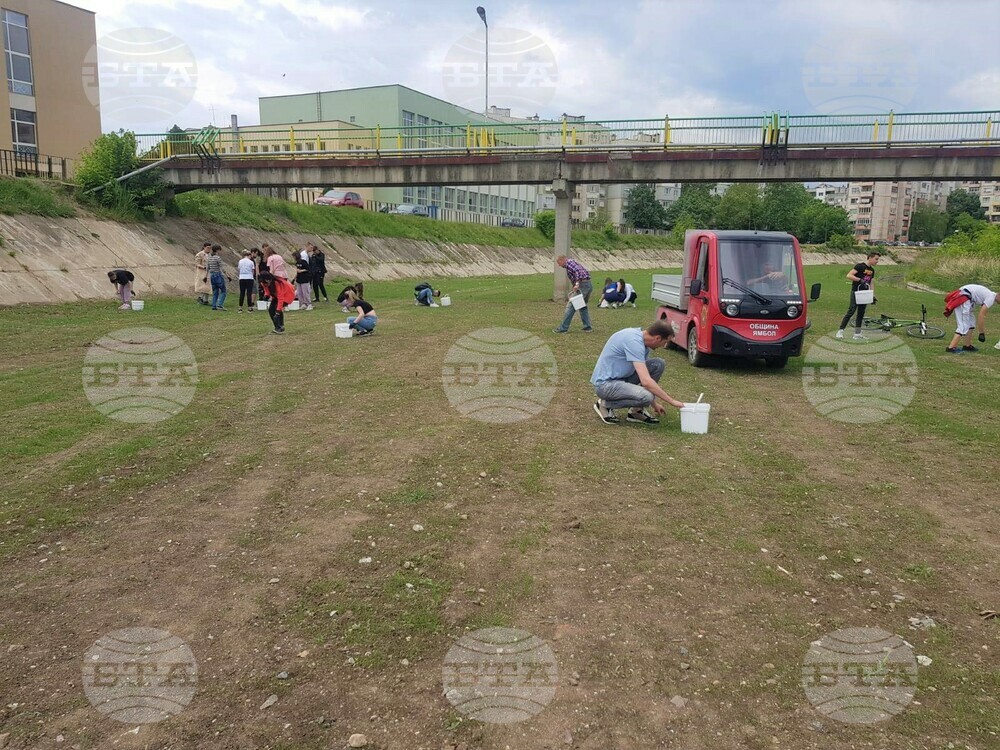 Ученици почистиха от отпадъци облагороденото корито на река Тунджа в Ямбол