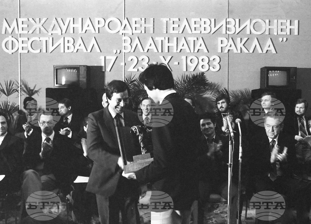 Постановката на испанската телевизия "Следващото лято" печели голямата награда на фестивала "Златната ракла" през октомври 1983 г.
