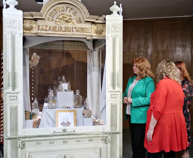 Съвместна изложба на НИМ и Исторически музей “Искра” представя в Казанлък традицията на българското розопроизводство